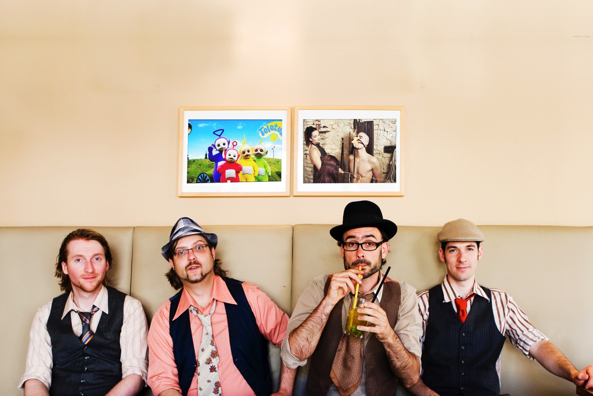 Die vier auf der Bank